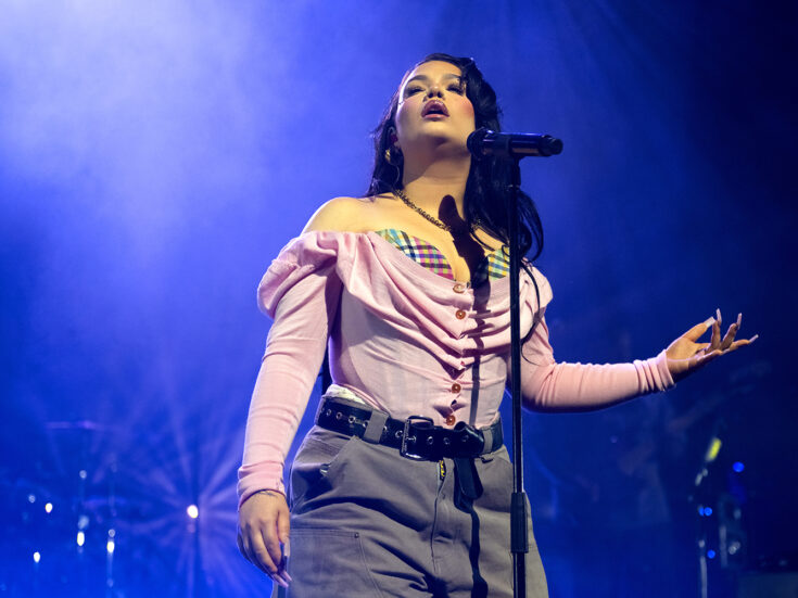 Photo of Lola Young isn’t messy on stage