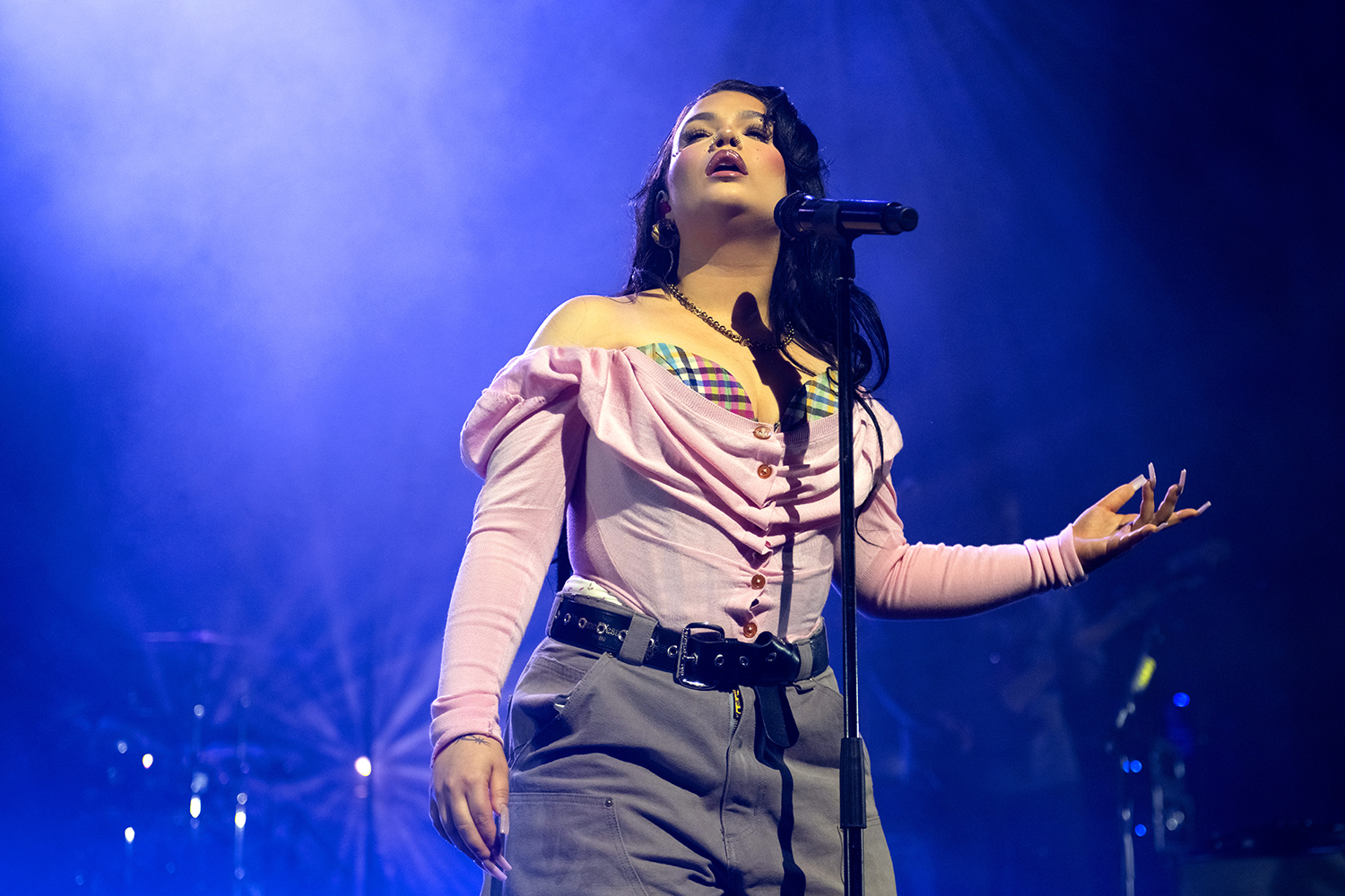 Lola Young isn't messy on stage