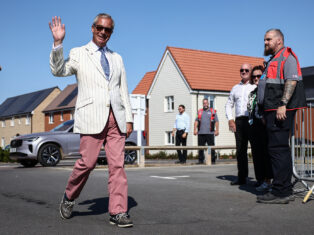Nigel Farage wins in Clacton, but shuns the “nobodies”